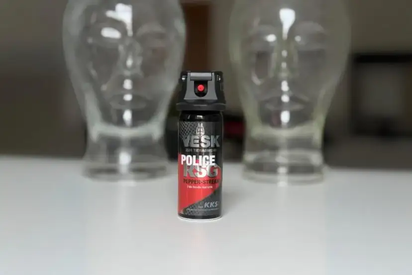 Wybór gazu pieprzowego: stożek czy strumień? Ekspert radzi.