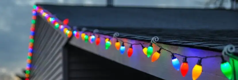 Jak zamontować lampki pod dachem? Bezpieczny poradnik krok po kroku