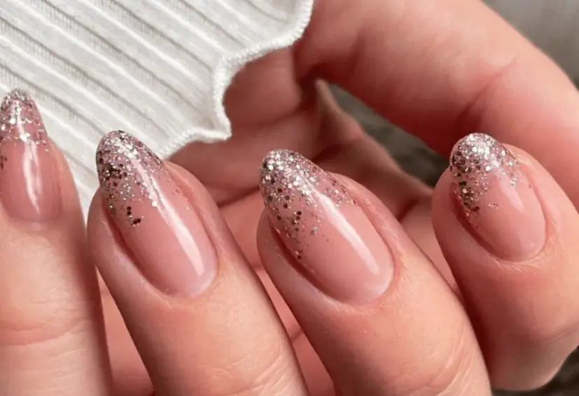 Weiße Glitzernägel: Designs, Tipps & der perfekte Glitzer-Look