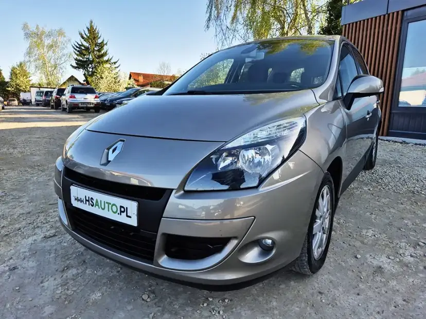Renault Scenic: Pojemność baku i rezerwa. Sprawdź swój model!