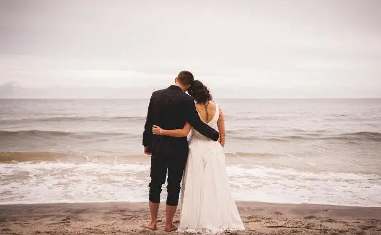 Kto płaci za suknię ślubną? Tradycja, dziś i rozmowy bez spięć.