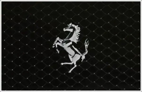 Jak wygląda znaczek Ferrari? Odkryj jego tajemnice i symbolikę