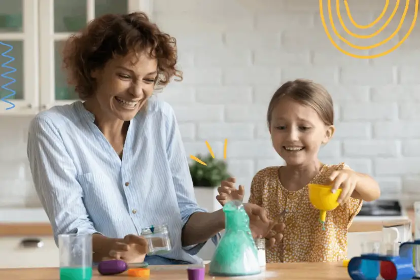 Kobieta i dziecko śmieją się podczas eksperymentu z sodą oczyszczoną w domu.