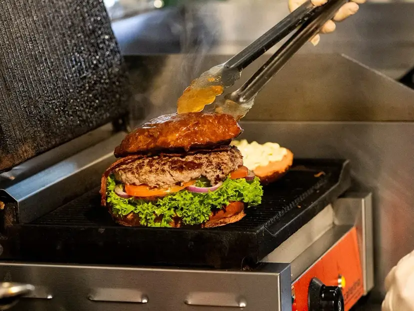 Jak długo smażyć burgera? Prosty przewodnik po stopniach wysmażenia