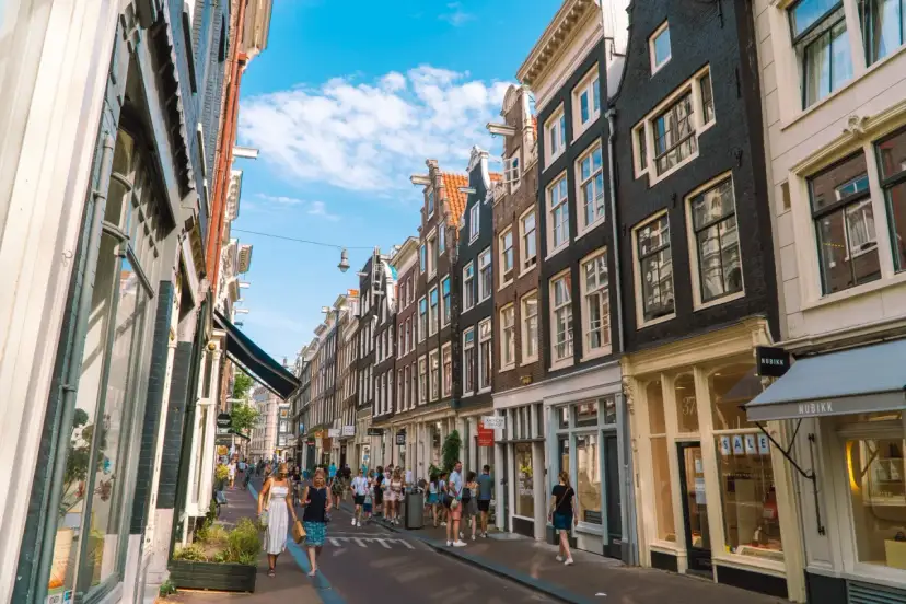 Jak dojechać z lotniska Eindhoven do Amsterdamu? Sprawdź najlepsze opcje