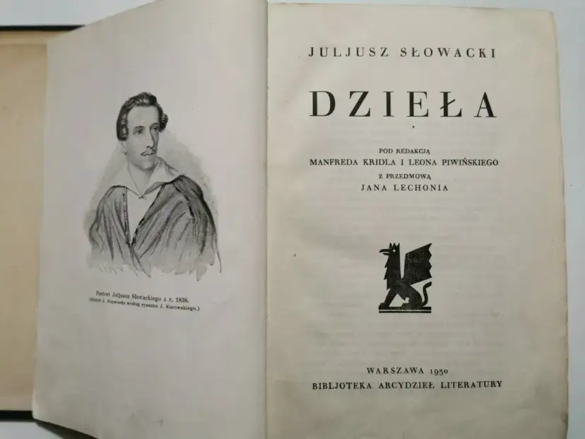 Otwarta księga z portretem Juliusza Słowackiego i tytułem "Dzieła". To wydanie zawiera jego najważniejsze utwory.