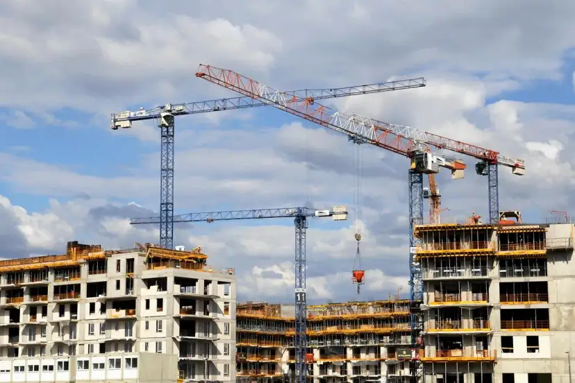 Budowa osiedla z wieloma dźwigami. Czy to zapowiedź prawdziwych powodów, dla których deweloperzy masowo wstrzymują budowy w 2026 roku?