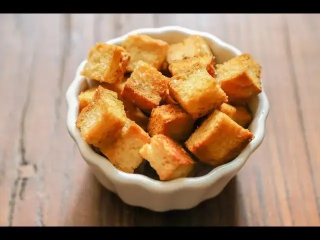 Jak zrobić grzanki czosnkowe do zupy - prosta receptura na chrupiące dodatki