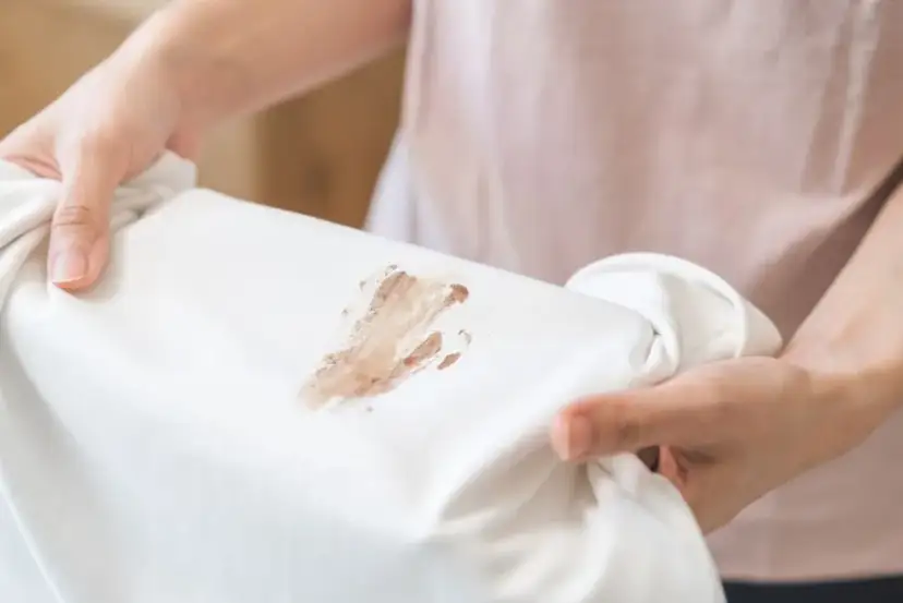 Skuteczne sposoby na to, jak sprać herbatę z białej bluzki