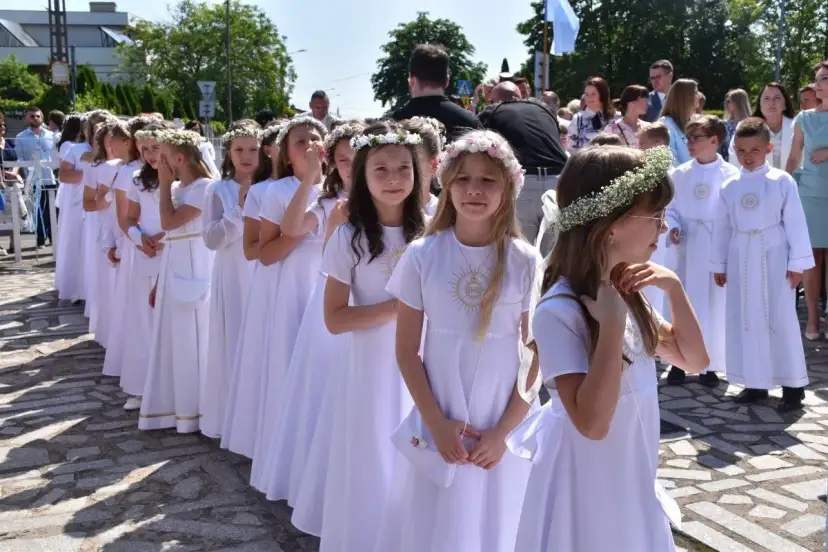 Ile dać na komunię? Praktyczny przewodnik po kwotach i zwyczajach