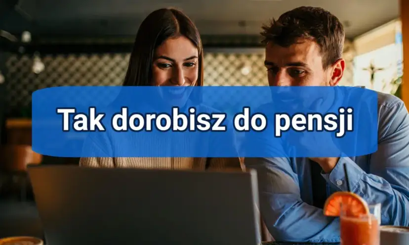 Para, która wspólnie szuka sposobów, jak dorobić do pensji, analizuje coś na laptopie.