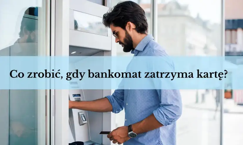Mężczyzna z kartą w ręku przy bankomacie, zastanawia się, co zrobić, gdy bankomat zatrzyma kartę.