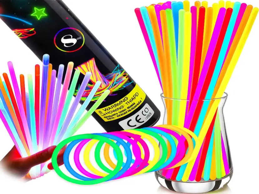 Kolorowe, świecące bransoletki i pałeczki. Czy świecące bransoletki są szkodliwe? Nie, są bezpieczne do zabawy.