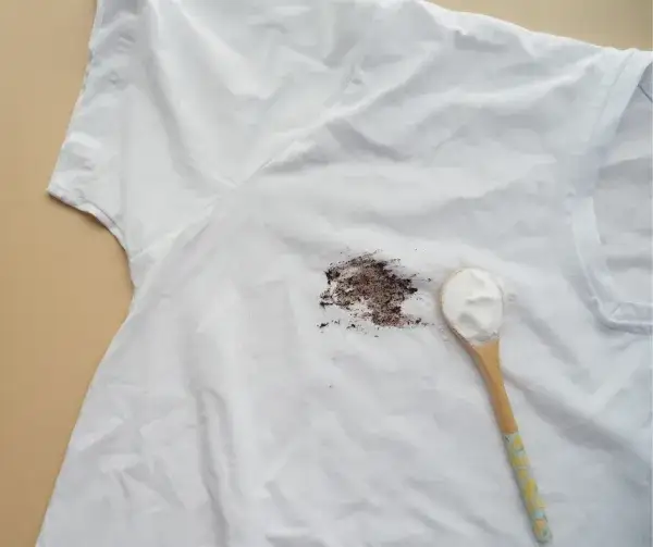 Jak usunąć smar z bluzy? Sprawdzone metody na trudne plamy