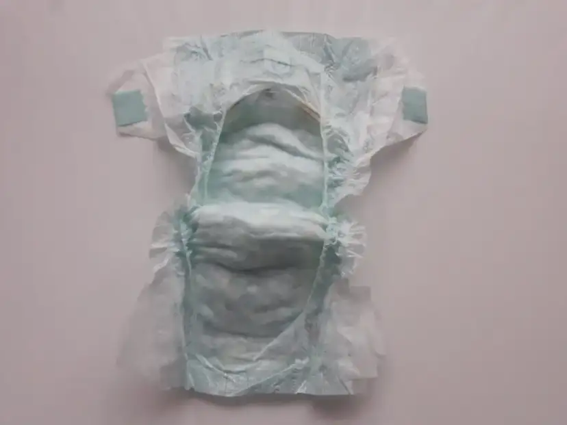 Pieluchomajtki Pampers: Pasek z tyłu i jego znaczenie dla higieny