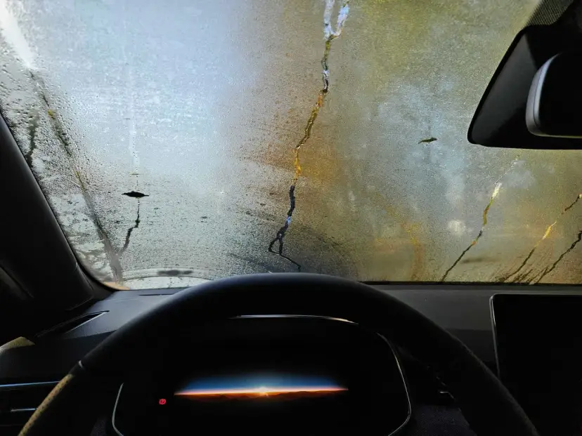 Skuteczne sposoby na parujące szyby w samochodzie – uniknij zagrożenia