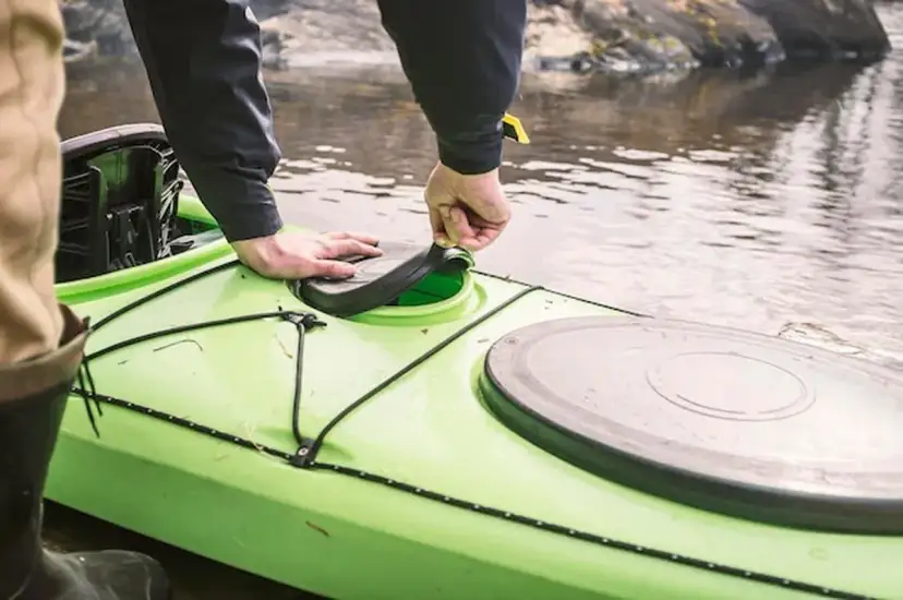 Suchy sprzęt w kajaku? Jak zabezpieczyć rzeczy i uniknąć wpadki