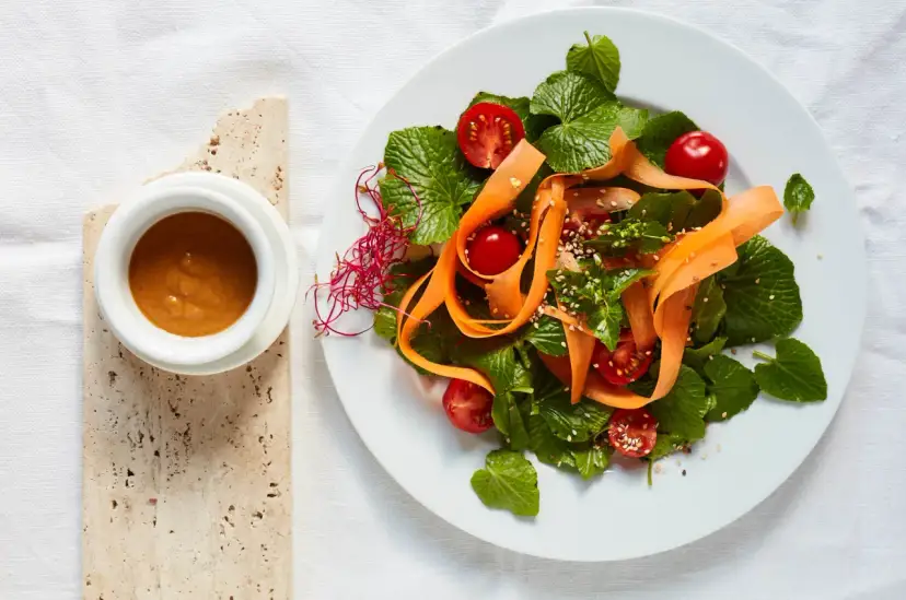 Obiad w upał bez gotowania? 15+ szybkich dań na zimno!