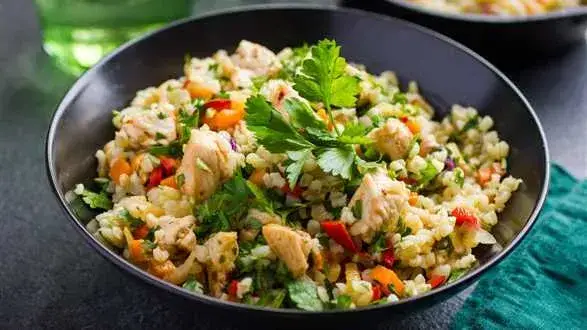 Pomysły na pyszne dania z ugotowanej kaszy jęczmiennej, które zaskoczą