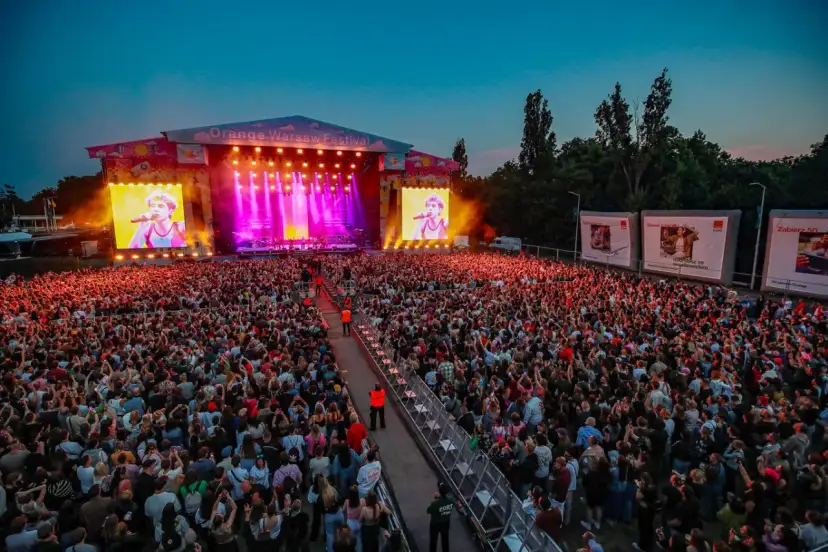 Koncert na Orange Warsaw Festival z tłumem widzów i artystą na telebimie.