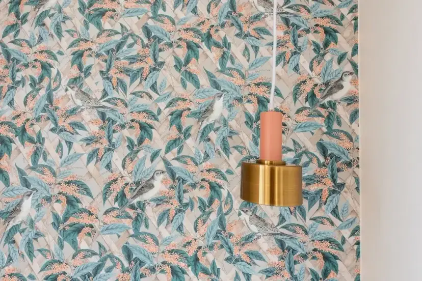 Czy można kłaść tapetę na tapetę? Oto co musisz wiedzieć