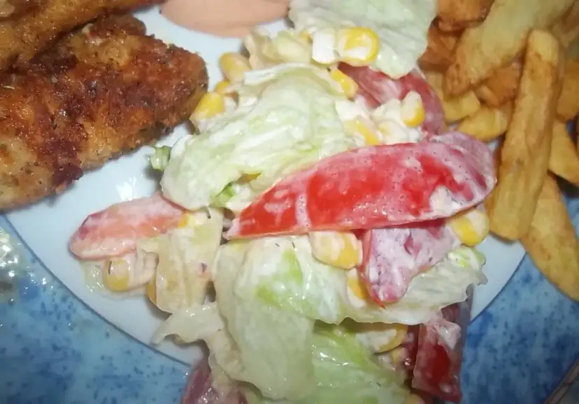 Jakie surówki do frytek? Odkryj najlepsze przepisy!