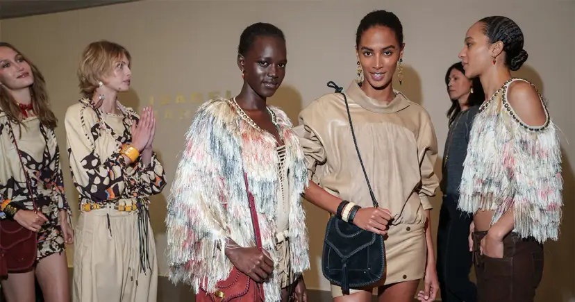 Jakie bluzki modne w tym sezonie - trendy, które musisz znać