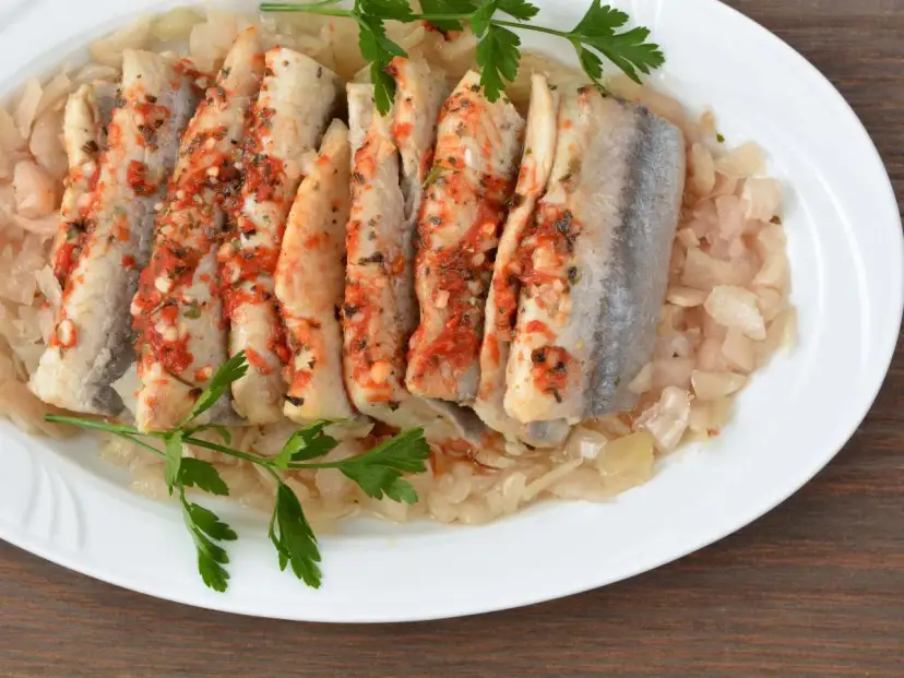 Jak długo moczyć solone śledzie? Woda czy mleko idealny czas!