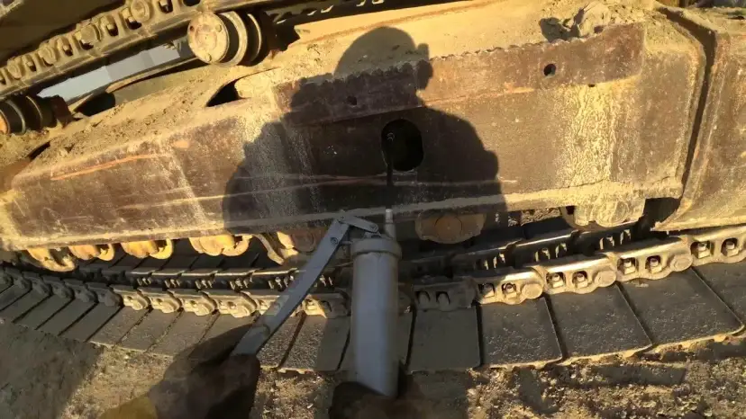 Jak założyć gąsienice w koparce - uniknij najczęstszych błędów