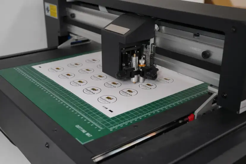 Druk UV na folii samoprzylepnej: Kompletny przewodnik eksperta