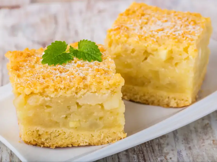 Dwa kawałki szarlotki z kruszonką i miętą. Idealne na prosty przepis na szarlotkę.