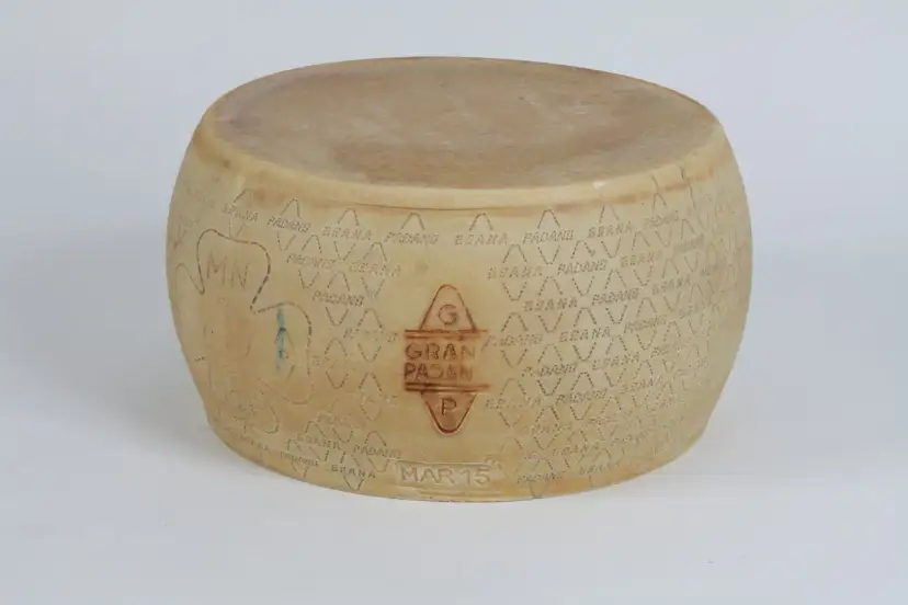 Grana Padano czy to parmezan? Odkryj kluczowe różnice i zastosowanie