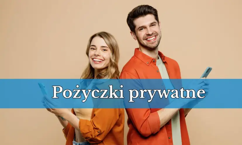 Uśmiechnięci młodzi ludzie z telefonami w dłoniach. Napis na niebieskim tle: "Pożyczki prywatne".