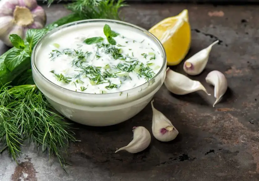Czym zastąpić majonez w sałatce warzywnej – zdrowe i smaczne alternatywy