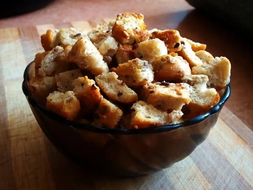 Miseczka pełna chrupiących grzanek, idealnych do zupy. Proste i pyszne, jak zrobić grzanki do zupy w domu.