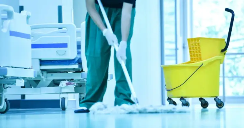 Czy salowa to personel medyczny? Odkryj prawdę o jej roli w szpitalu