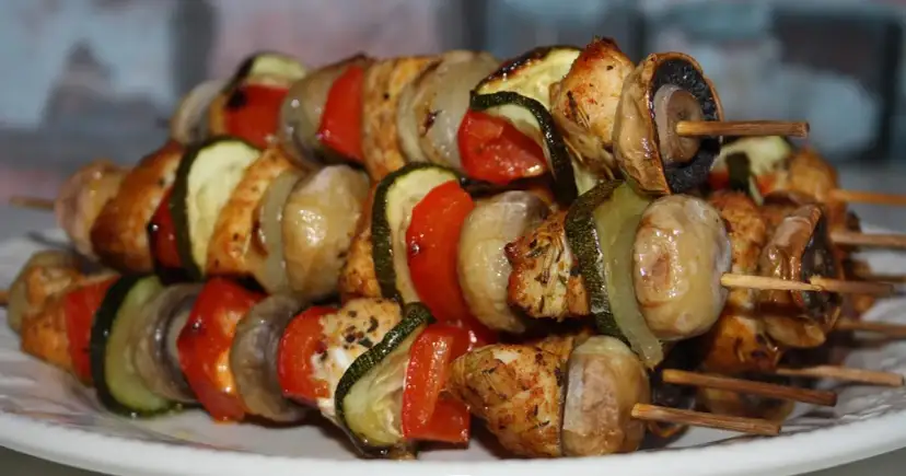 Szaszłyki na grilla z pieczarkami – przepyszne i proste przepisy na lato