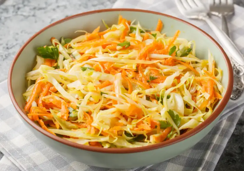 Odtwórz kultowy smak: surówka z białej kapusty jak z baru!