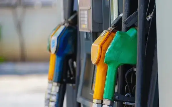 Ile kosztuje litr benzyny w Dubaju? Zaskakujące ceny paliwa w 2025 roku