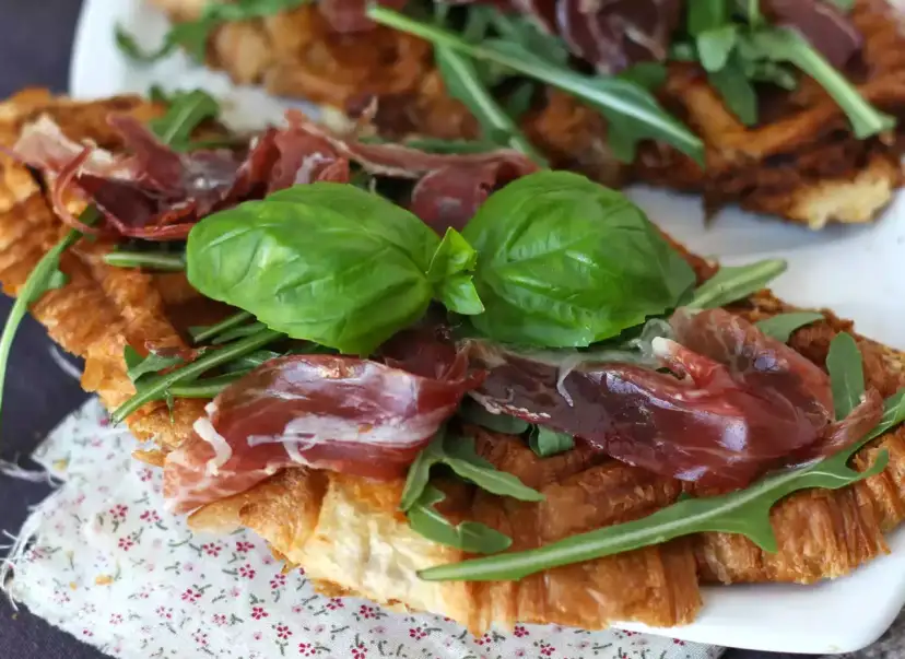 Croffle przepis: chrupiące ciasto z szynką parmeńską, rukolą i bazylią. Idealna przekąska!