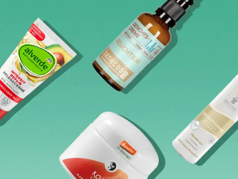 Mehrere Tiegel und Flaschen mit Gesichtscremes für trockene Haut, darunter Alverde, Benecos und Bioturm.