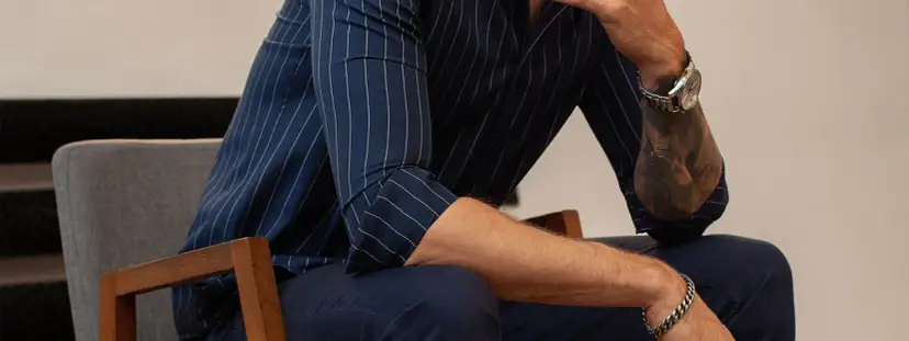 Jak zawinąć rękawy w koszuli, aby wyglądać stylowo i schludnie