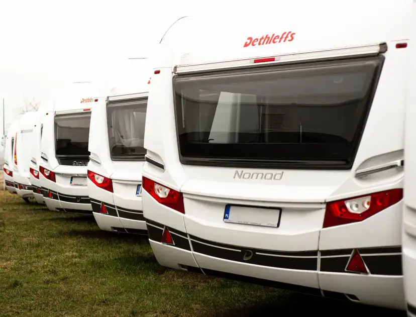 Ile kosztuje zimowanie przyczepy kempingowej? Sprawdź ceny i opcje