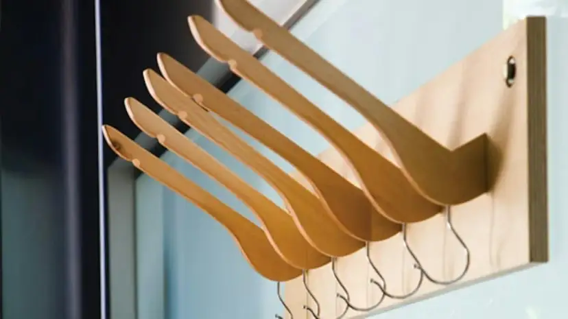 Jak wybrać wieszak na narty? Poradnik i DIY