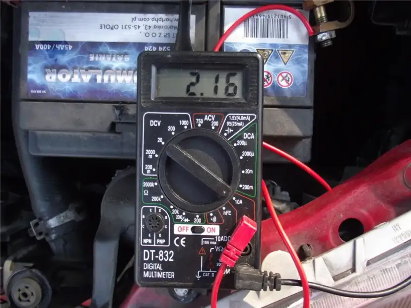 Multimetr pokazuje 2.16V, sprawdzając, czy centralny zamek może rozładowywać akumulator.