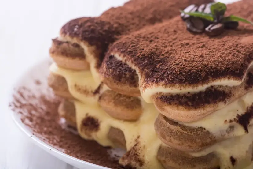 Pyszne tiramisu z kremem i kakao. Idealne biszkopty do tiramisu to podstawa tego klasycznego deseru.