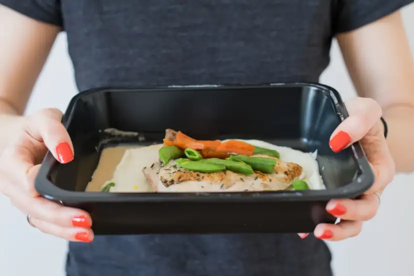 Miesięczny catering: ile kosztuje? Oszczędź do 1000 zł!