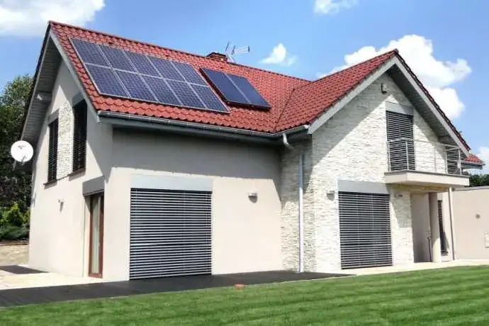 Co lepsze do grzania wody: solary czy fotowoltaika? Porównanie kosztów i efektywności