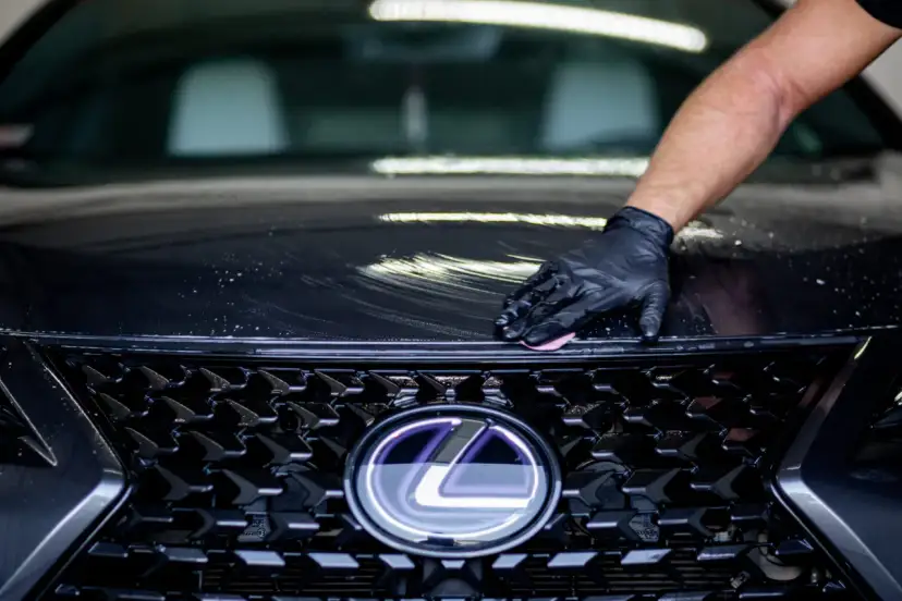 Jak woskować auto na myjni? Poradnik idealnego połysku i ochrony