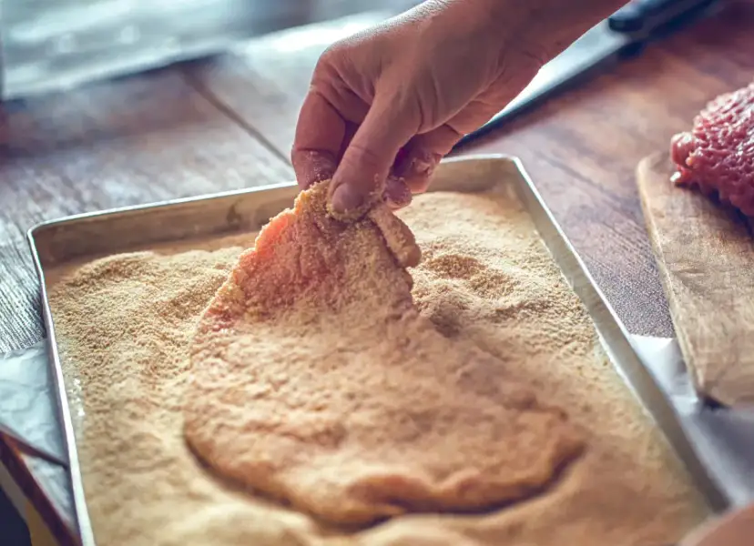 Jak zrobić soczyste kotlety? Odkryj najlepsze zamienniki bułki tartej